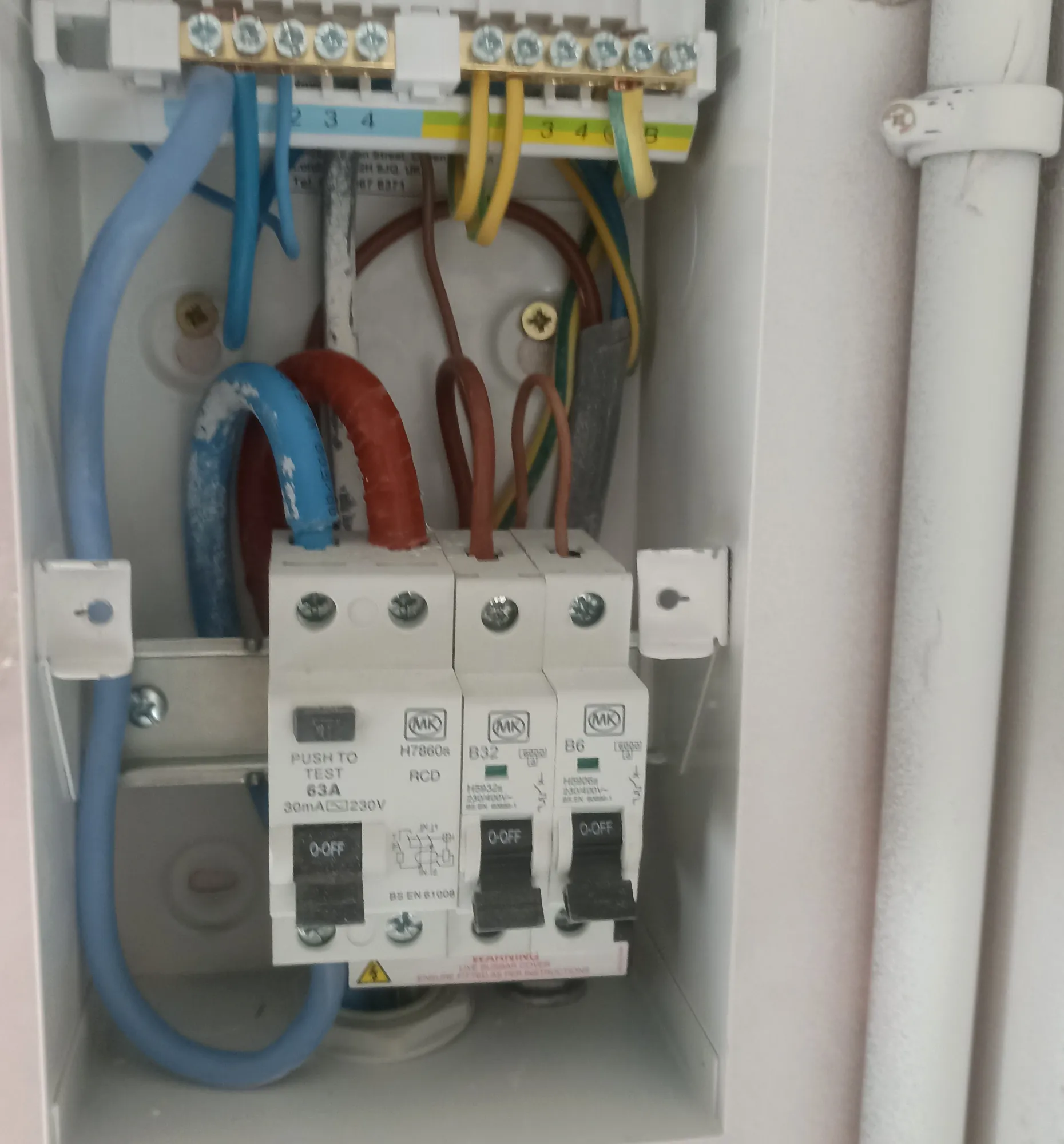 Distribution circuit connections during electrical installation.