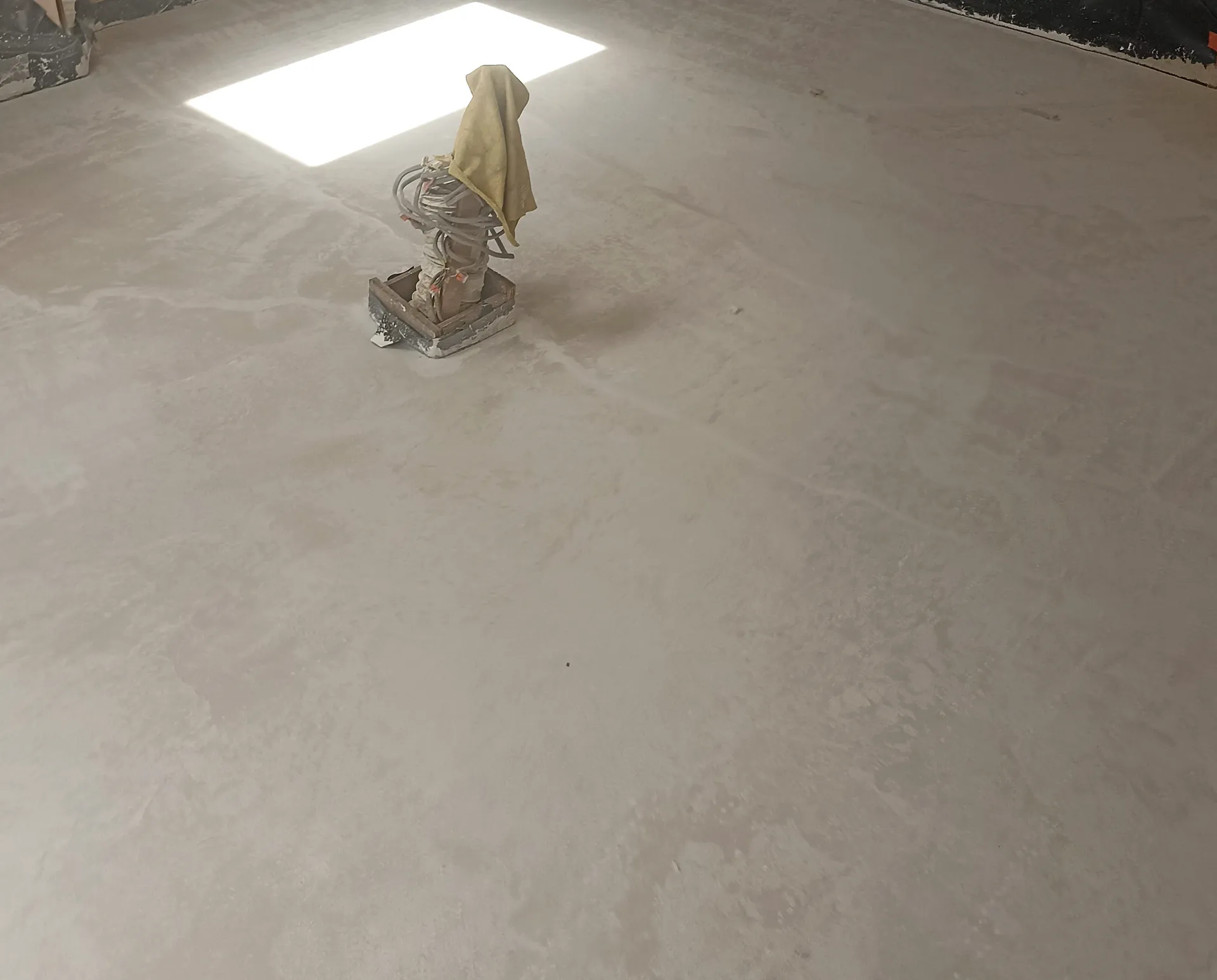 Floor screed during internal renewal