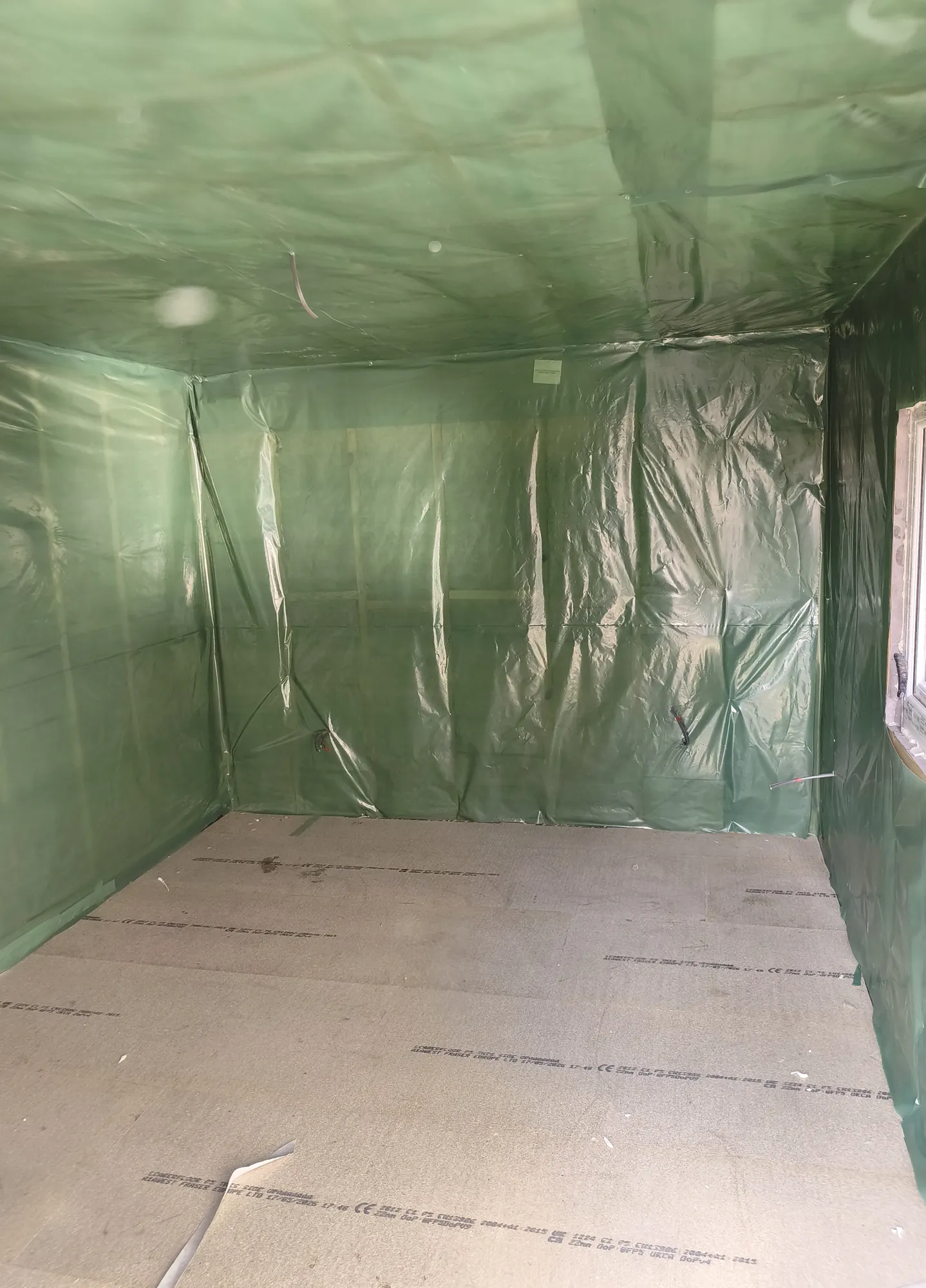 Vapour-control layer before wall lining