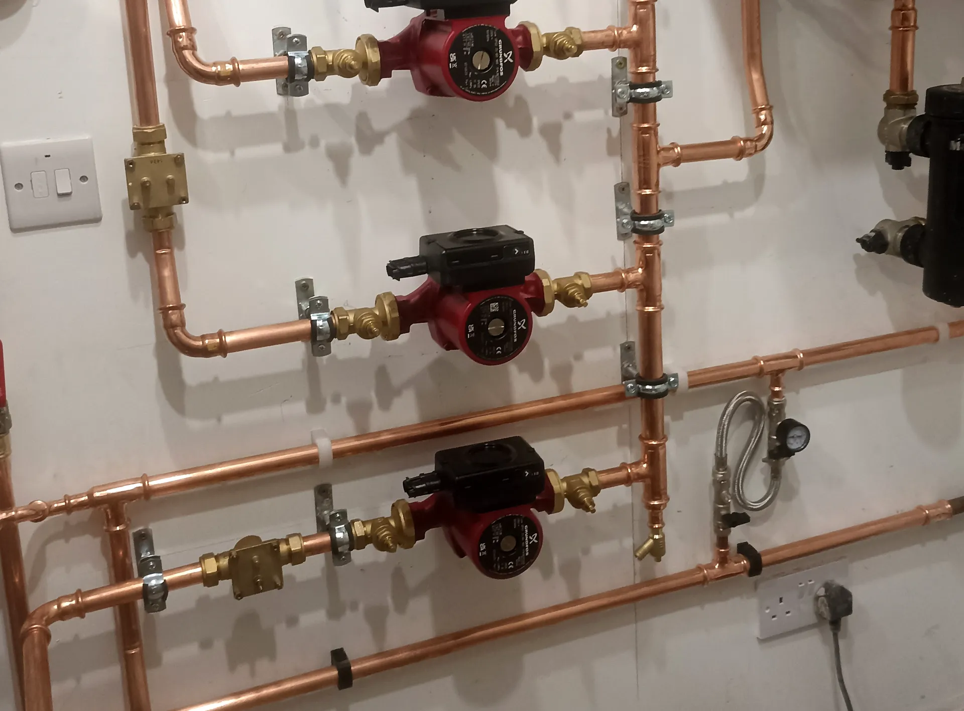 Heating distribution pipework during installation