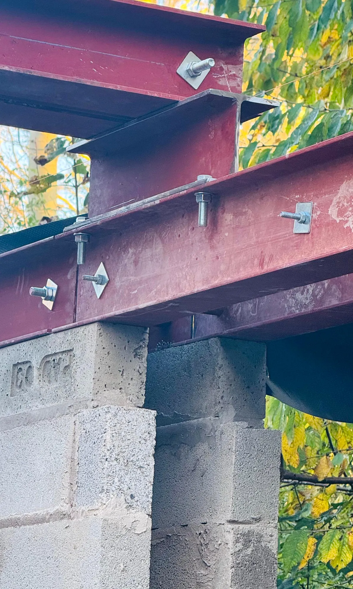 Steel support on masonry during construction