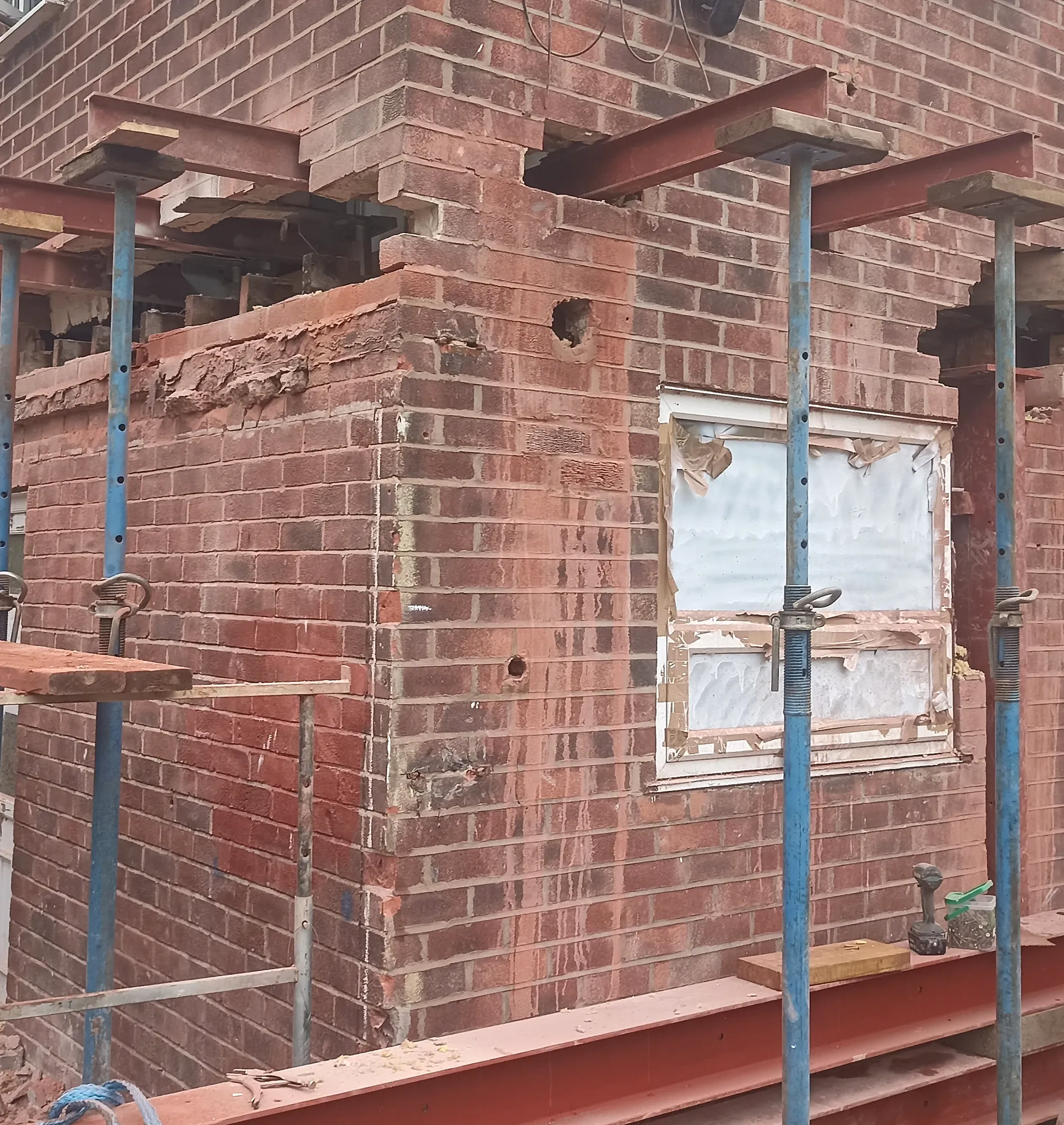 Temporary propping and needle beams during structural alterations